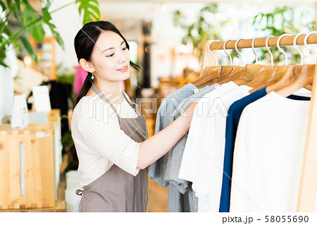 女性 店員 かわいい カジュアルの写真素材