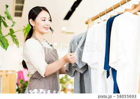 女性 店員 かわいい カジュアルの写真素材