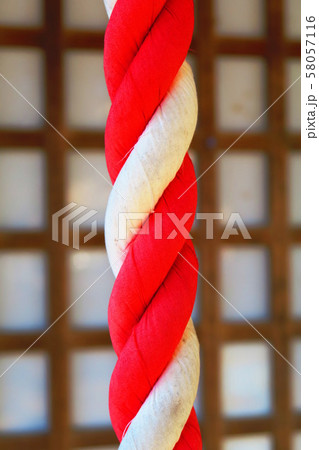 参拝の鈴を鳴らすときに動かす縄 58057116