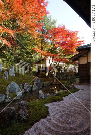 お寺の紅葉 58057173