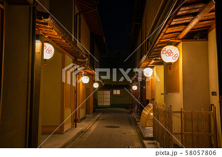 京都の花街　宮川町の町並み　夜景 58057806