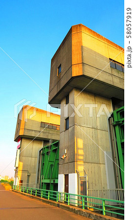 埼玉県川口市の三領水門の風景 埼玉県川口市の三領水門の風景 58057919