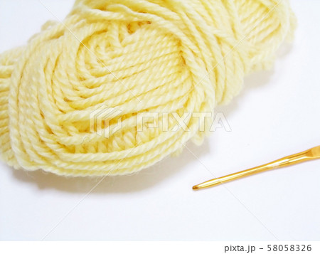 毛糸と編み棒 58058326