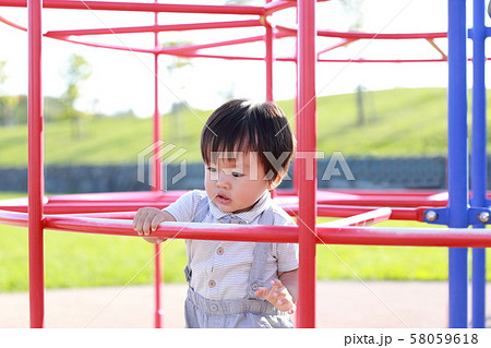 公園のアスレチックで遊ぶ2歳の男の子 58059618