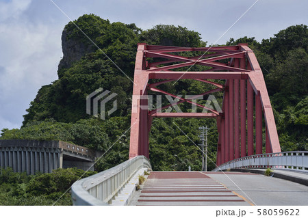 沖縄中部の伊計橋を正面から写した写真 58059622