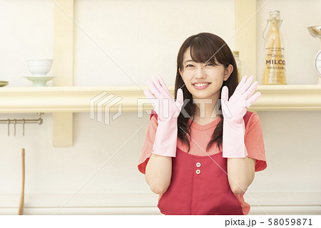 家事 家事代行 家政婦 女性 ゴム手袋の写真素材