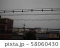 天気が悪い時の空と電線 58060430