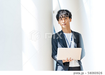 ビジネスマン、オフィス、ノートパソコン 58060926