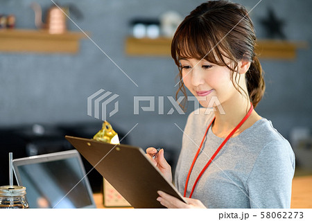ビジネス　オフィス　カフェ　女性　カジュアル　アンケート 58062273