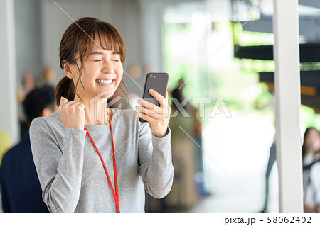 オフィス　カジュアル　女性　スマホ　ビジネス 58062402