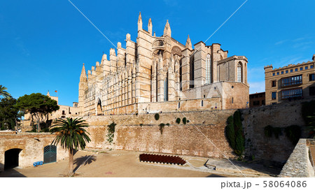 Cathedral La Seu with inner yard 58064086