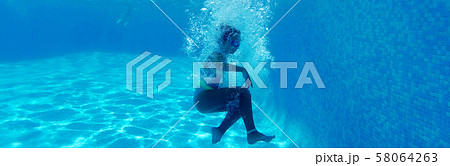 Underwater photography of little girl 58064263