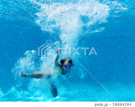 Underwater photography of little girl 58064264