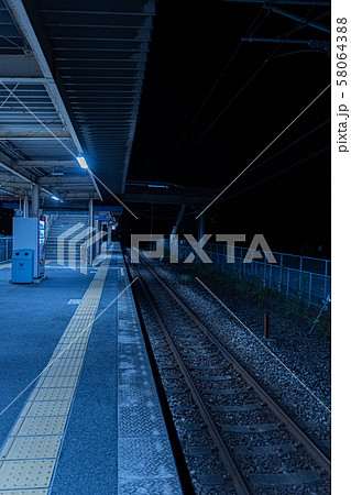 田舎町の駅のホーム　夜の駅 58064388