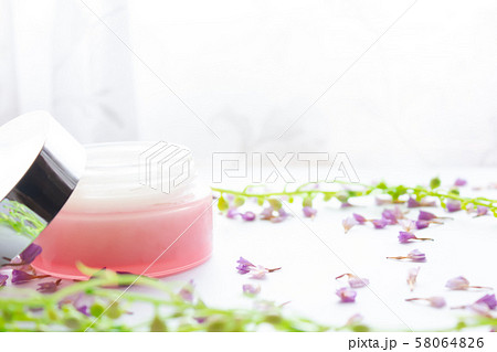 肌の保湿クリームとオシャレな花 58064826