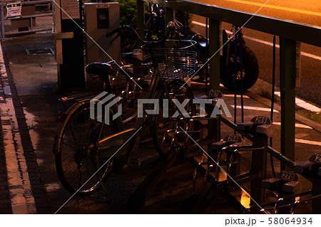 放置自転車　都会の自転車駐輪場 58064934