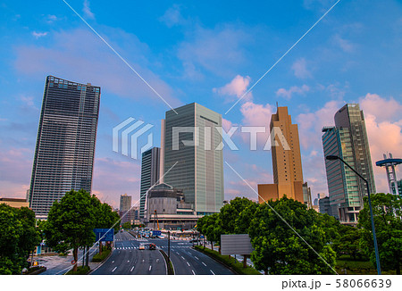 日本の横浜都市景観 横浜の新高層ビル群などを望む 58066639