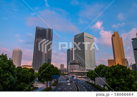 日本の横浜都市景観 横浜の新高層ビル群などを望む 日本の横浜都市景観 横浜の新高層ビル群などを望む 58066664