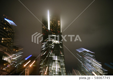 日本の横浜都市景観　大気の状態が不安定な横浜。横浜ランドマークタワーを覆い隠す雲 58067745