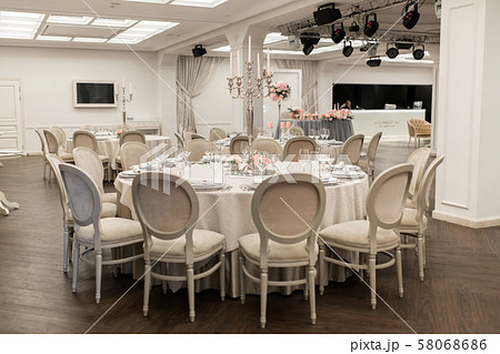 The white round banquet table in the restaurant is 58068686