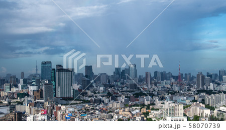 日本の東京都市景観 ゲリラ豪雨襲来 東京スカイツリーや渋谷 六本木ヒルズ 東京タワーなど の写真素材