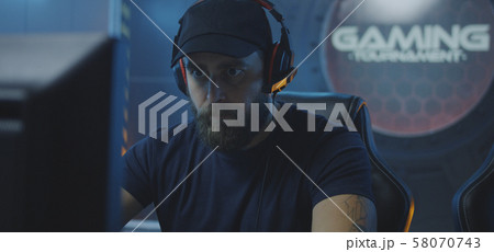 Man playing at a gaming tournament 58070743