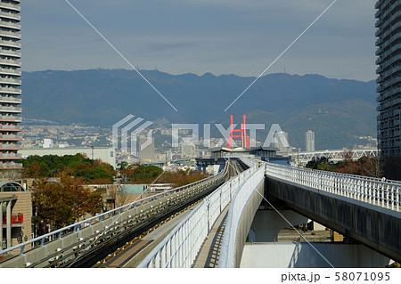 六甲アイランドから六甲山を望む風景 58071095