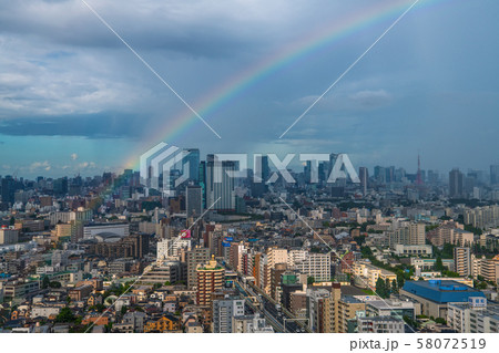 日本の東京都市景観 虹とゲリラ豪雨(六本木ヒルズや渋谷、東京タワー、東京スカイツリーなど） 58072519