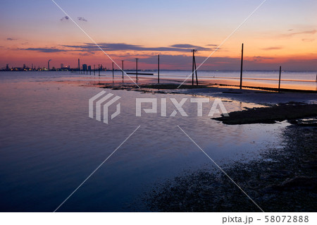 千葉県 江川海岸 夕焼け 連なる電柱最後の日の写真素材