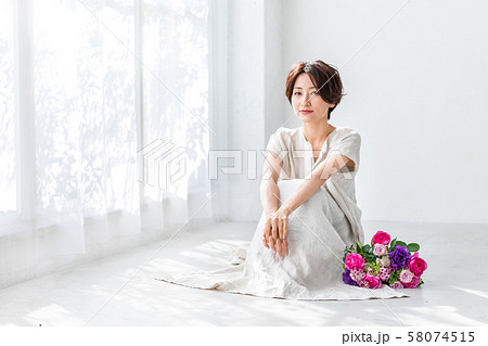 花束と女性 ビューティーイメージ 58074515
