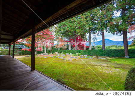 京都　圓通寺の紅葉 58074868