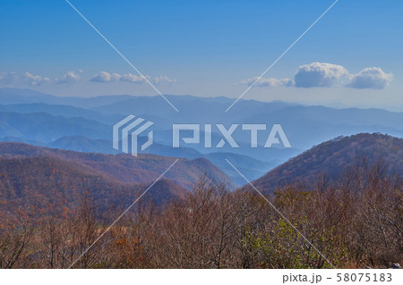 群馬県赤城山の地蔵岳山頂から東側(栗生山、黒保根町方面)を見る 58075183