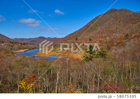 秋の群馬県立赤城公園(鳥居峠)から見た覚満淵と駒ヶ岳、大沼方面 58075395