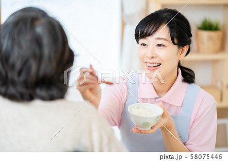 介護イメージ　食事  シニア　デイケア　介護福祉士　老人ホーム 58075446