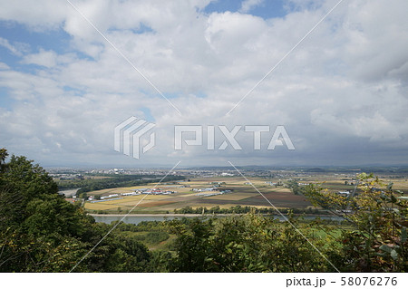 北海道　深川市　国見峠展望台と深川の町並み 58076276