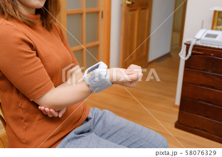血圧を測る女性 妊娠 リストバンド 健康管理 家庭用 低血圧 血圧を測る女性 妊娠 リストバンド 健康管理 家庭用 低血圧 58076329