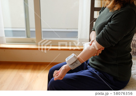 血圧を測る女性 リストバンド 健康管理 妊娠 家庭用 低血圧 血圧を測る女性 リストバンド 健康管理 妊娠 家庭用 低血圧 58076356