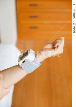 血圧を測る女性　リストバンド　健康管理　妊娠　家庭用　低血圧 58076361