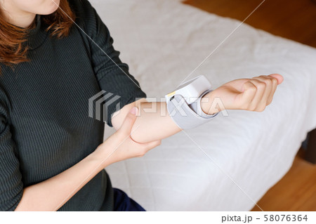血圧を測る女性　リストバンド　健康管理　妊娠　家庭用　低血圧 58076364