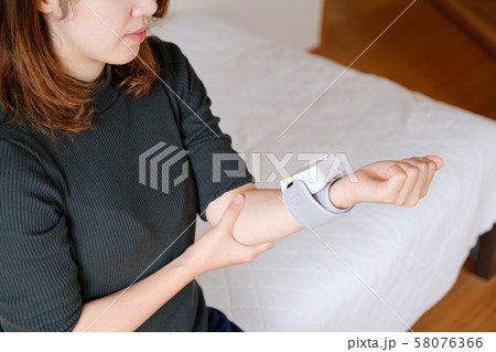 血圧を測る女性　リストバンド　健康管理　妊娠　家庭用　低血圧 58076366