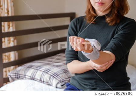 血圧を測る女性 リストバンド 健康管理 妊娠 家庭用 低血圧の写真素材 血圧を測る女性 リストバンド 健康管理 妊娠 家庭用 低血圧の写真素材