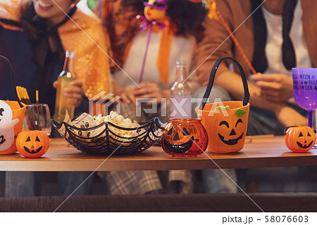 ハロウィンパーティーをする若者グループ ハロウィンパーティーをする若者グループ 58076603