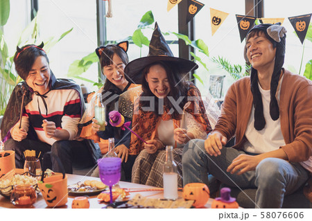 ハロウィンパーティーをする若者グループ ハロウィンパーティーをする若者グループ 58076606