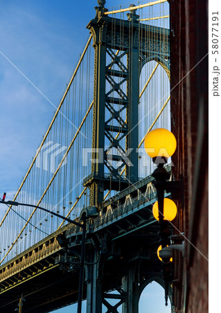 Manhattan bridge the blue shade, New York 58077191