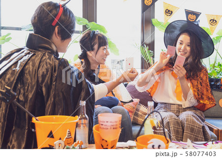 ハロウィンパーティーをする若者 ハロウィンパーティーをする若者 58077403