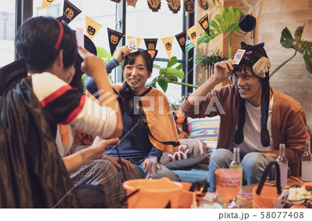 ハロウィンパーティーをする若者グループ ハロウィンパーティーをする若者グループ 58077408
