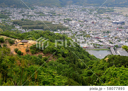 嵐山三山から岩田山モンキーパークを望む 桂川、渡月橋、嵯峨野竹林、嵐電嵐山駅も見える 嵐山三山から岩田山モンキーパークを望む 桂川、渡月橋、嵯峨野竹林、嵐電嵐山駅も見える 58077893