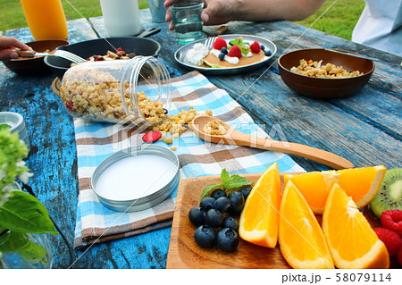 キャンプ パンケーキ グラノーラの写真素材