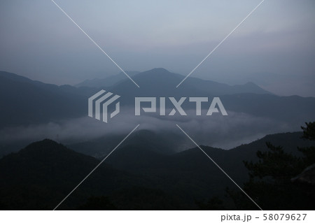 将官山 雲霧 朝 58079627