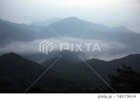 将官山 雲霧 朝 58079634